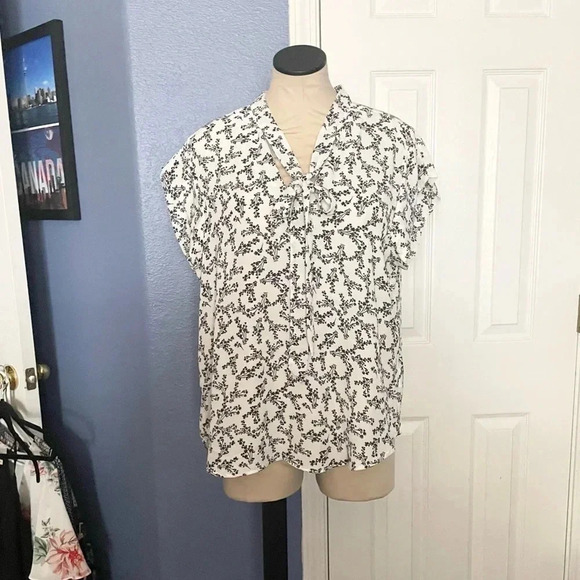 Short Sleeve Neck Tie Top - Picture 2 of 9